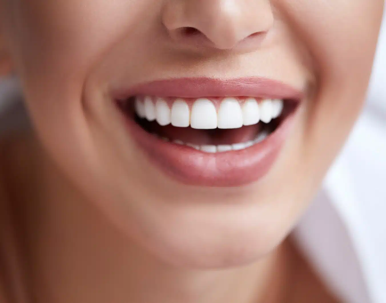 Traiter un sourire édenté avec le Dr Temstet, dentiste spécialisé à Paris